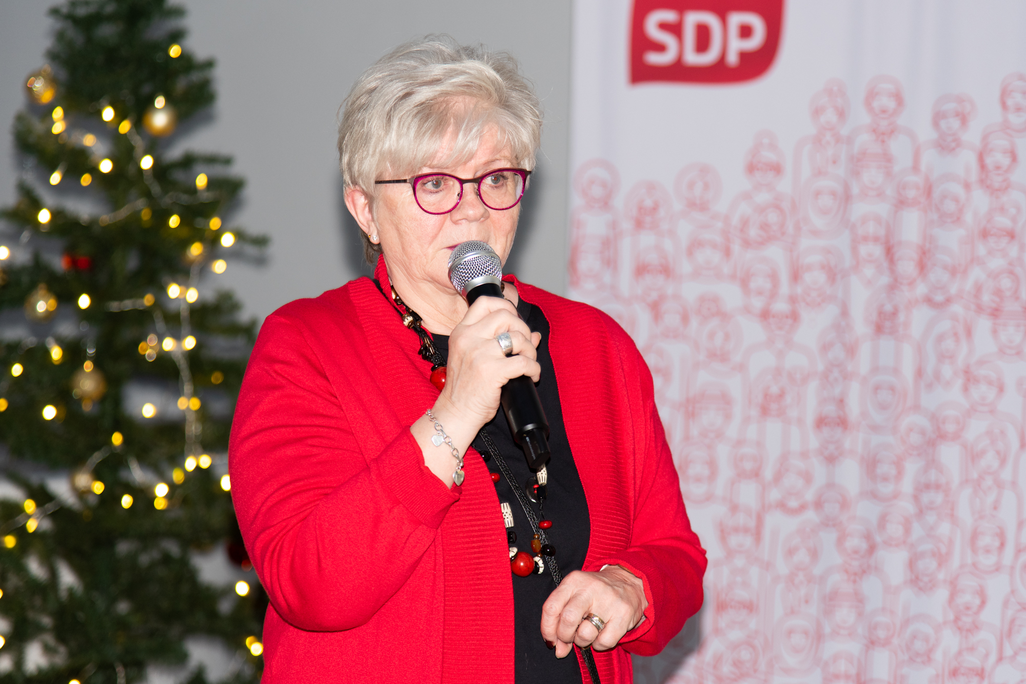 Kansanedustaja Tuula Väätäinen tarjoaa jouluglögit Kuopiossa. Vieraana kuntaministeri Sirpa Paatero. 10.12.2022. Kuvat Esko Koistinen.