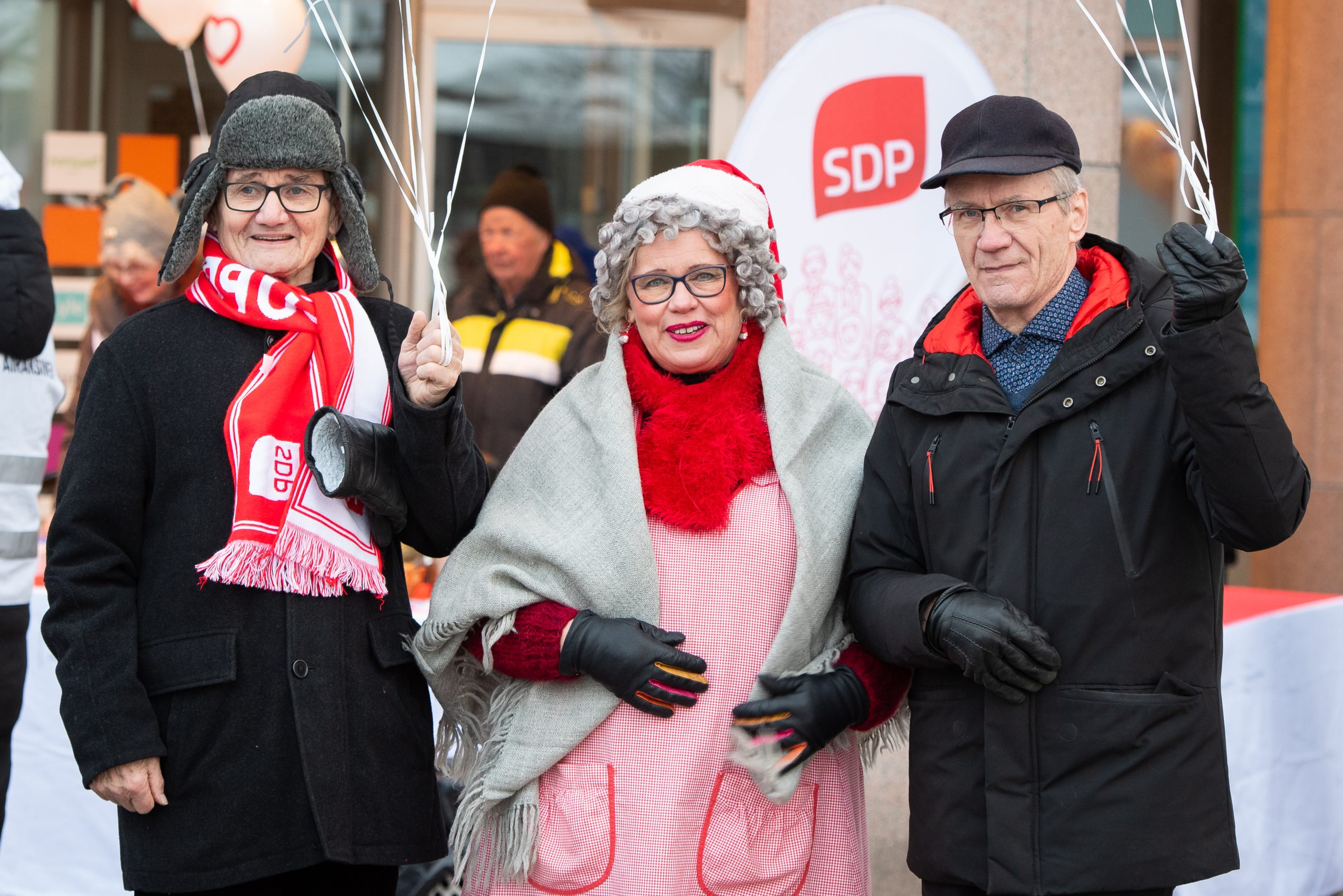 Kuopion Demarit ja Demarinaiset tarjoavat glögiä Kuopion torilla 17.12.2022. Kuvat Esko Koistinen.