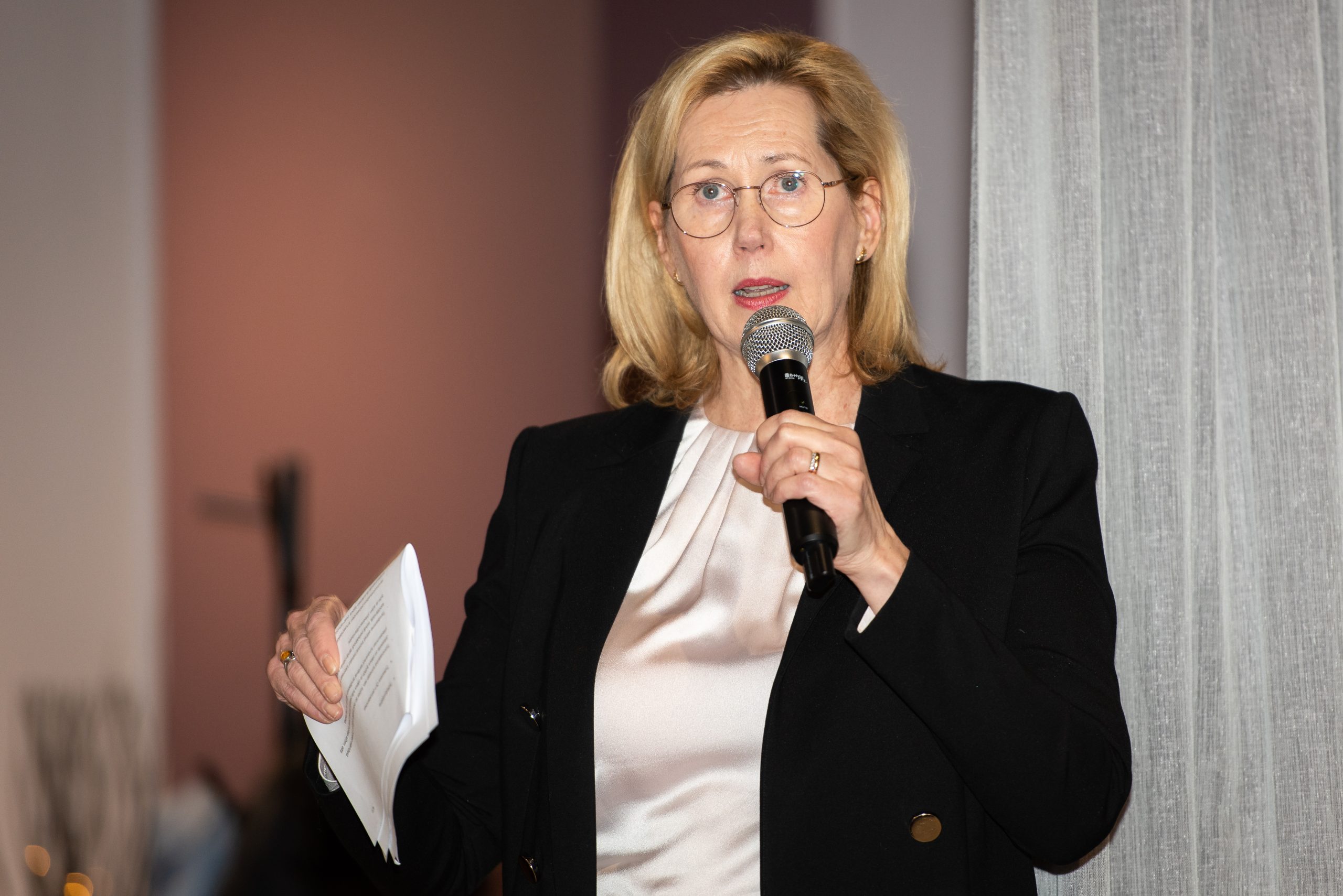 Työministeri Tuula Haatainen ja kansanedustaja Tuula Väätäinen Ramin konditoriassa 17.1.2023. Kuvat Esko Koistinen.