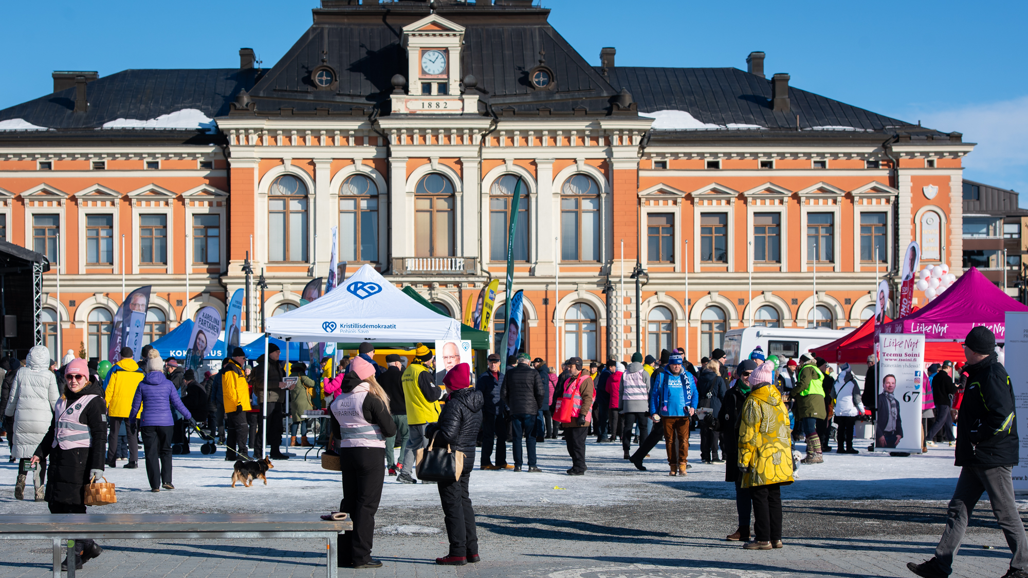 Vaalikampanjan huipennus Kuopion torilla 1.4.2023. Kuvat Esko Koistinen.